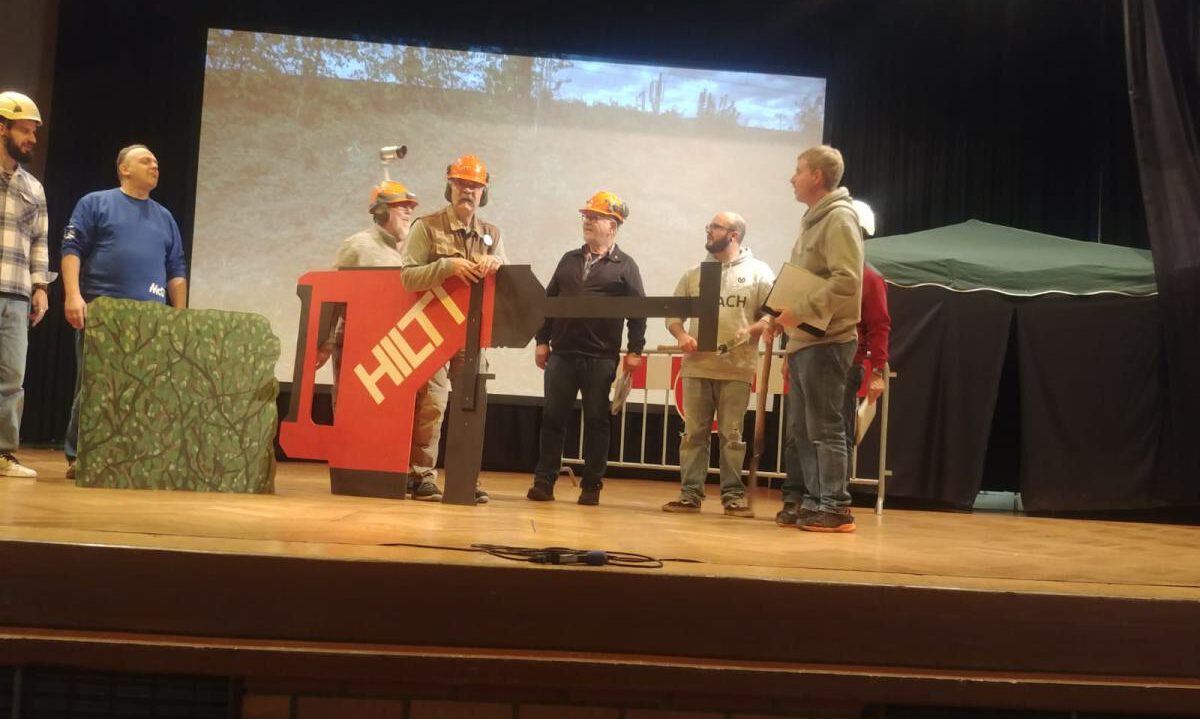 Bühnenauftritt von Bauarbeitern beim Skitch mit großem Bohrhammer