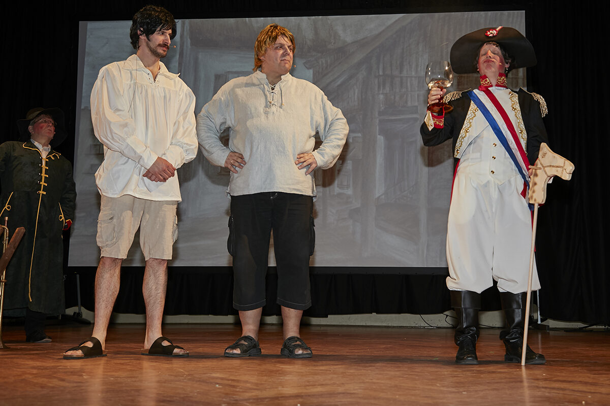 Sketch beim Zunftabend der Narrenzunft Wiler Zipfel mit historischen Kostümen auf der Bühne